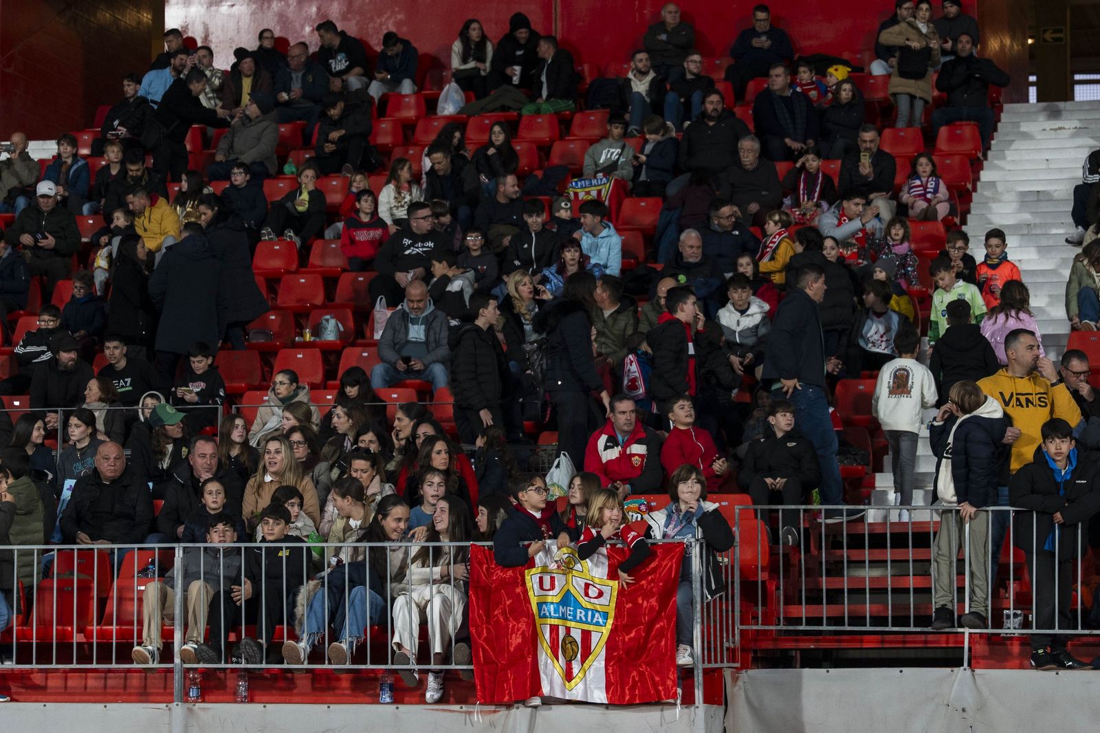 Fotogalería del partido homenaje a Guillermo Blanes entre los veteranos de la UD Almería y el FC Barcelona