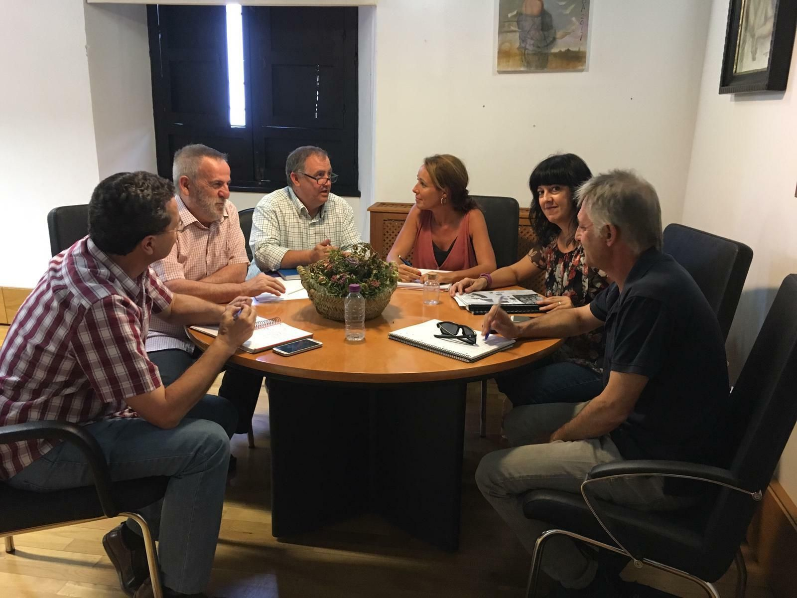 Reunión entre los vecinos y Marián Aguilar.