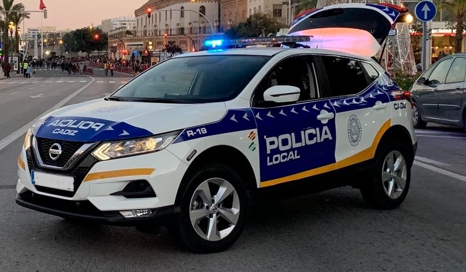 La Policía Local de Cádiz ha detenido a un hombre que amenazaba con un cuchillo de grandes dimensiones. La Policía Local de Cádiz ha detenido a un hombre que amenazaba con un cuchillo de grandes dimensiones.