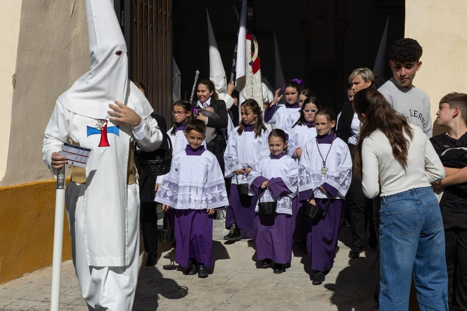 El Miércoles Santo inicia la tarde con los nazarenos trinitarios del barrio de Santa Isabel