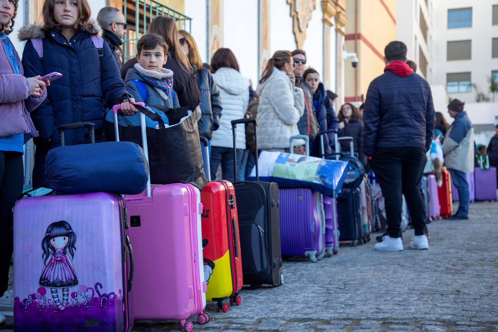 La salida de los niños que participan en los Campamentos de Navidad de la Diputación, en imágenes