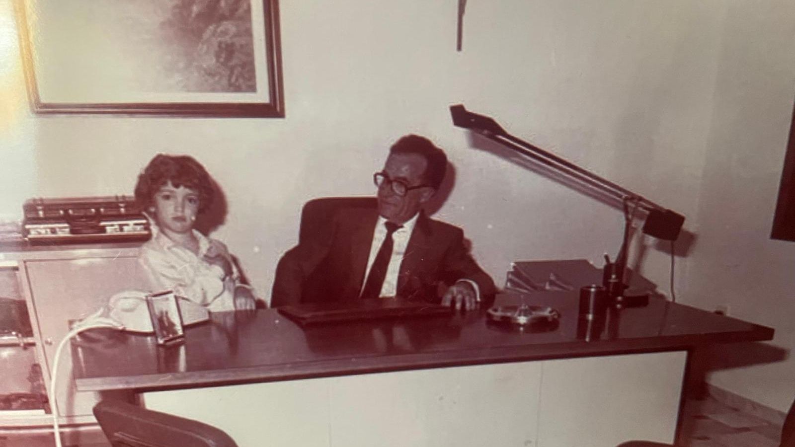 Justo Martínez Teruel enseñando el oficio a su su nieto Antonio, de cinco años, que ahora es gerente del establecimiento