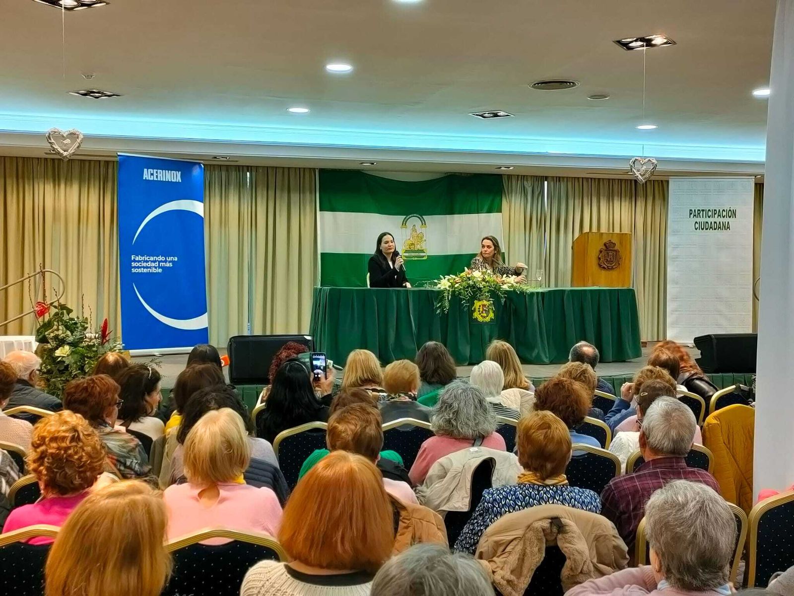 La periodista Toñi Moreno y la primera teniente de alcalde, Sara Lobato.