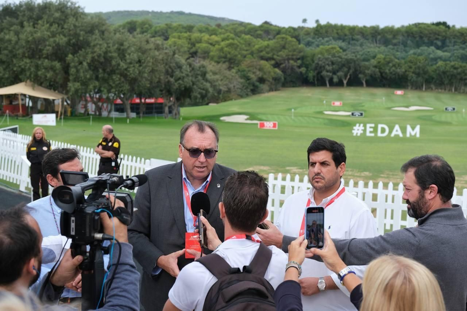 Arturo Bernal atiende a los medios en Valderrama, este domingo.