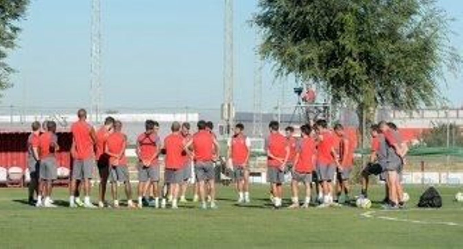 El Sevilla sigue preparando la Supercopa con Immobile, Reyes y Gameiro en el grupo