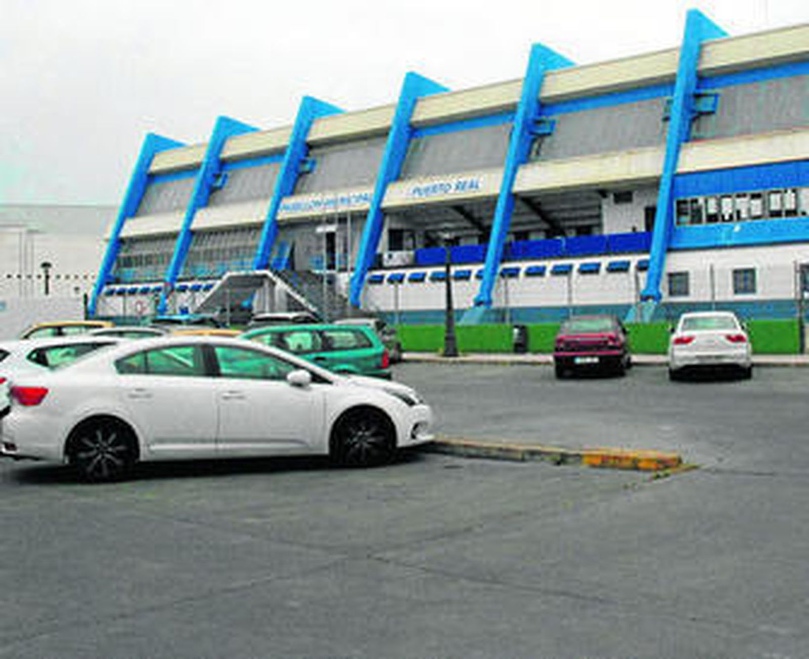Zona de aparcamientos, frente al Pabellón Municipal, donde se levantará la estructura.