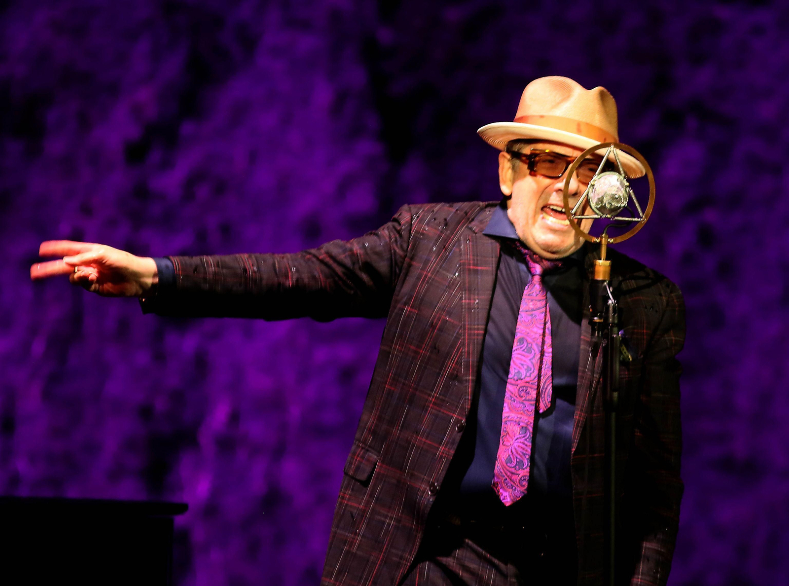 Así ha sido el concierto de Elvis Costello en Granada antes de su suspensión por la lluvia