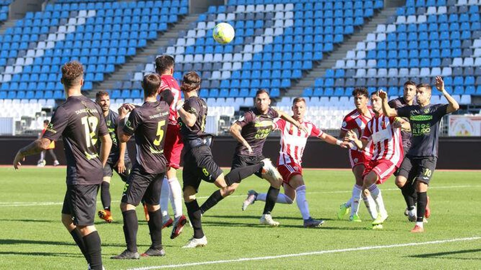 Jugadores de ambos equipos pelean por un balón en el último derbi disputado en la capital almeriense.