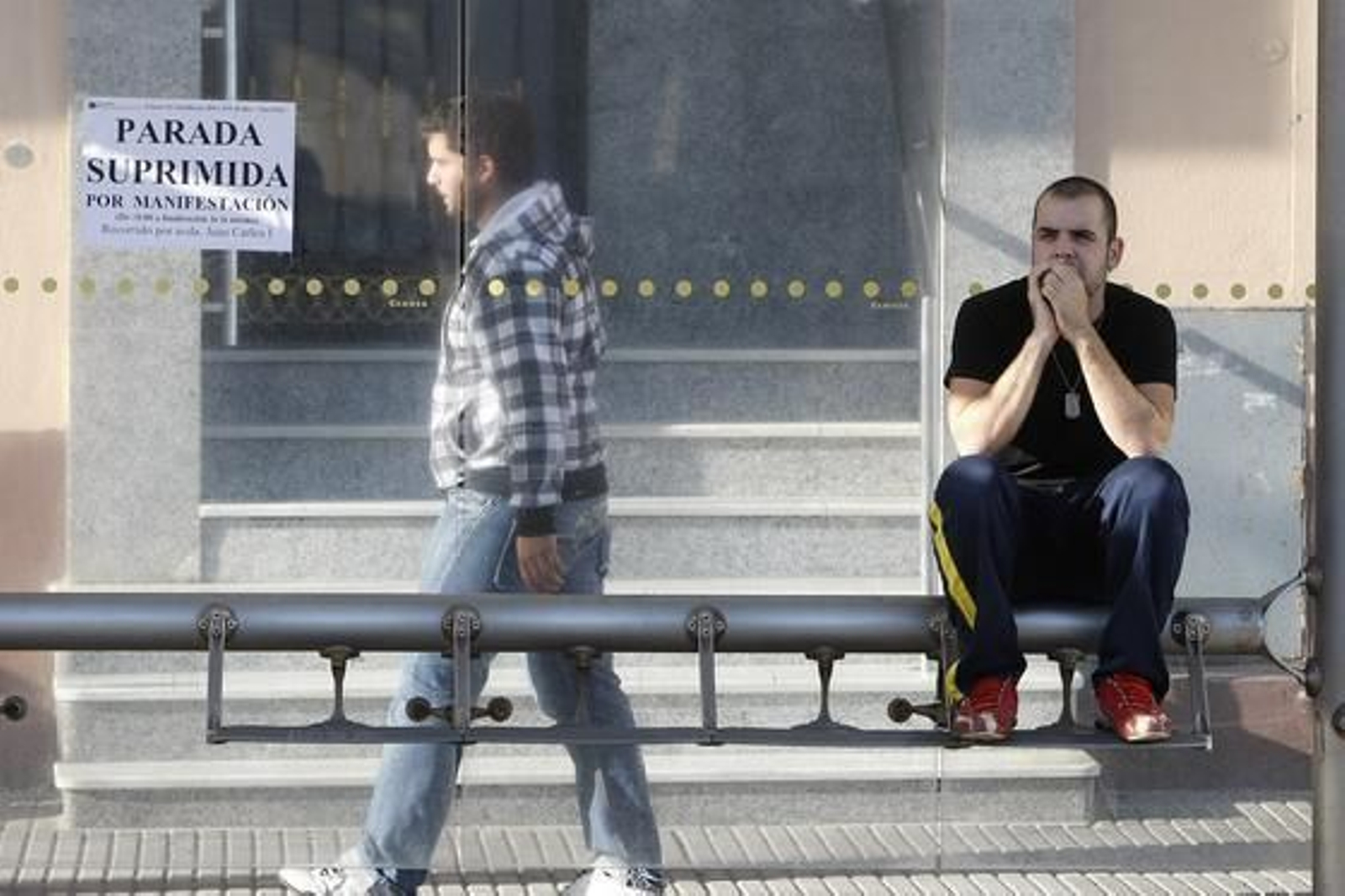 De nuevo los ex trabajadores de Delphi se han manifestado por las calles de la capital para reclamar "una vez más" que la Junta de Andalucía resuelva su problema "tras tres años" desde que se cerró la factoría de Puerto Real. Foto: Jose Braza De nuevo los ex trabajadores de Delphi se han manifestado por las calles de la capital para reclamar "una vez más" que la Junta de Andalucía resuelva su problema "tras tres años" desde que se cerró la factoría de Puerto Real.
Foto: Jose Braza