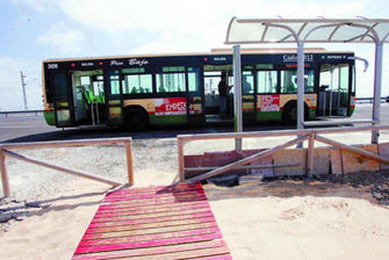 Estampa inusual de un autobús urbano de línea recorriendo la carretera de Cádiz a San Fernando.