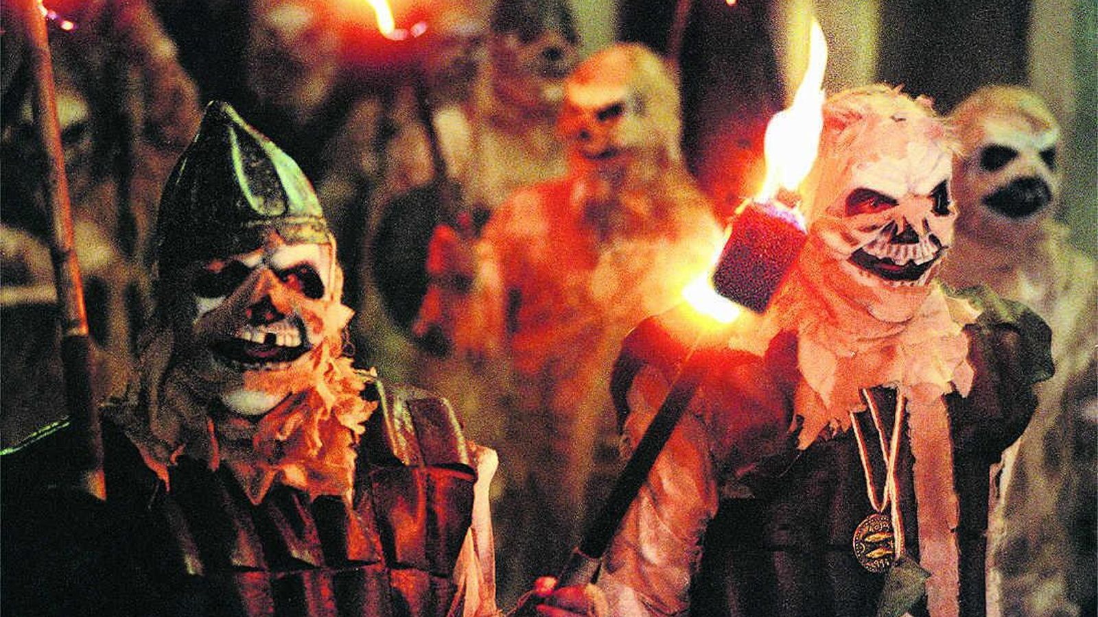 El coro 'Los desoterraos' (2000) en pasacalles.