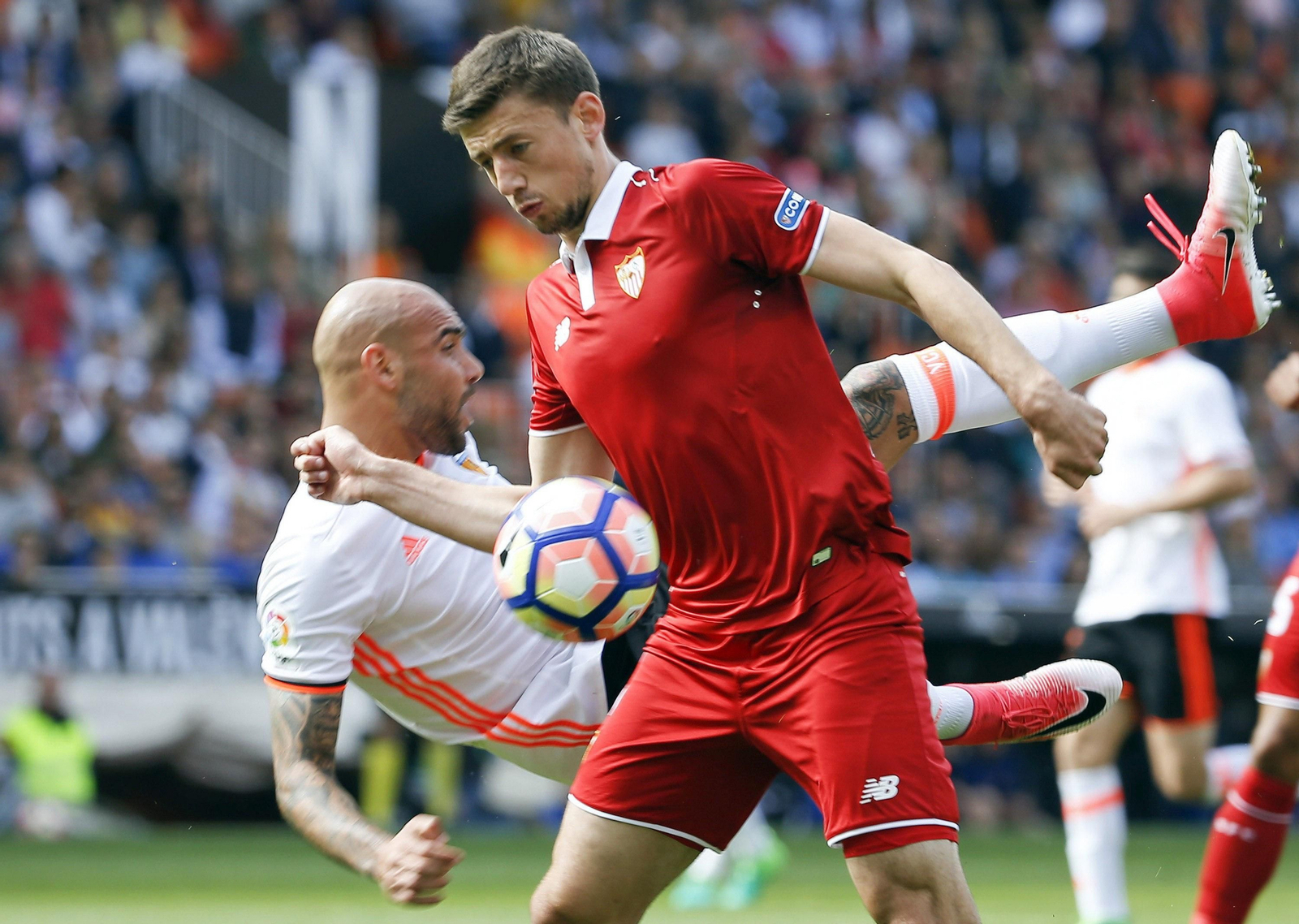 Lenglet disputa un balón a Simone Zaza