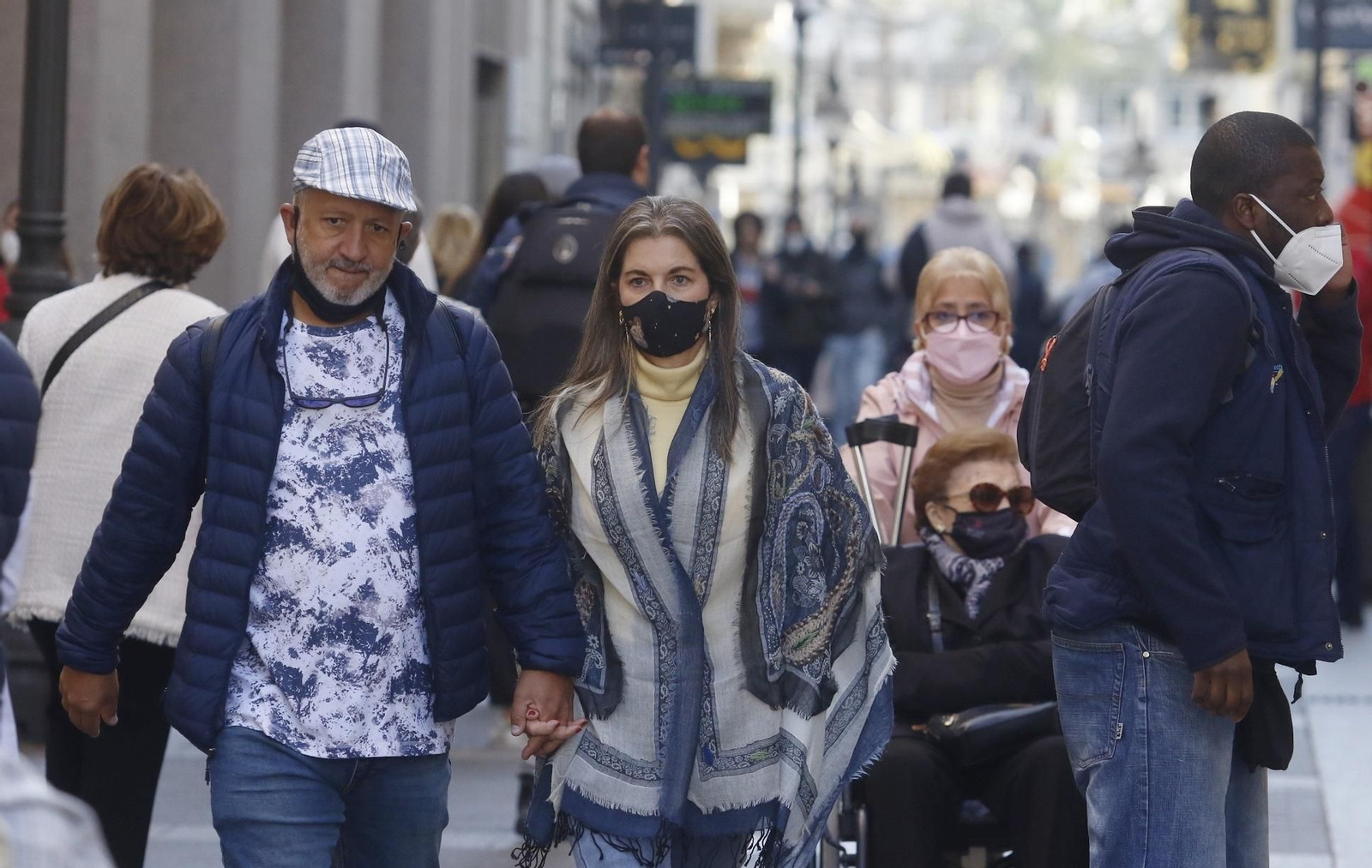 Varias personas caminan por el centro de la capital.