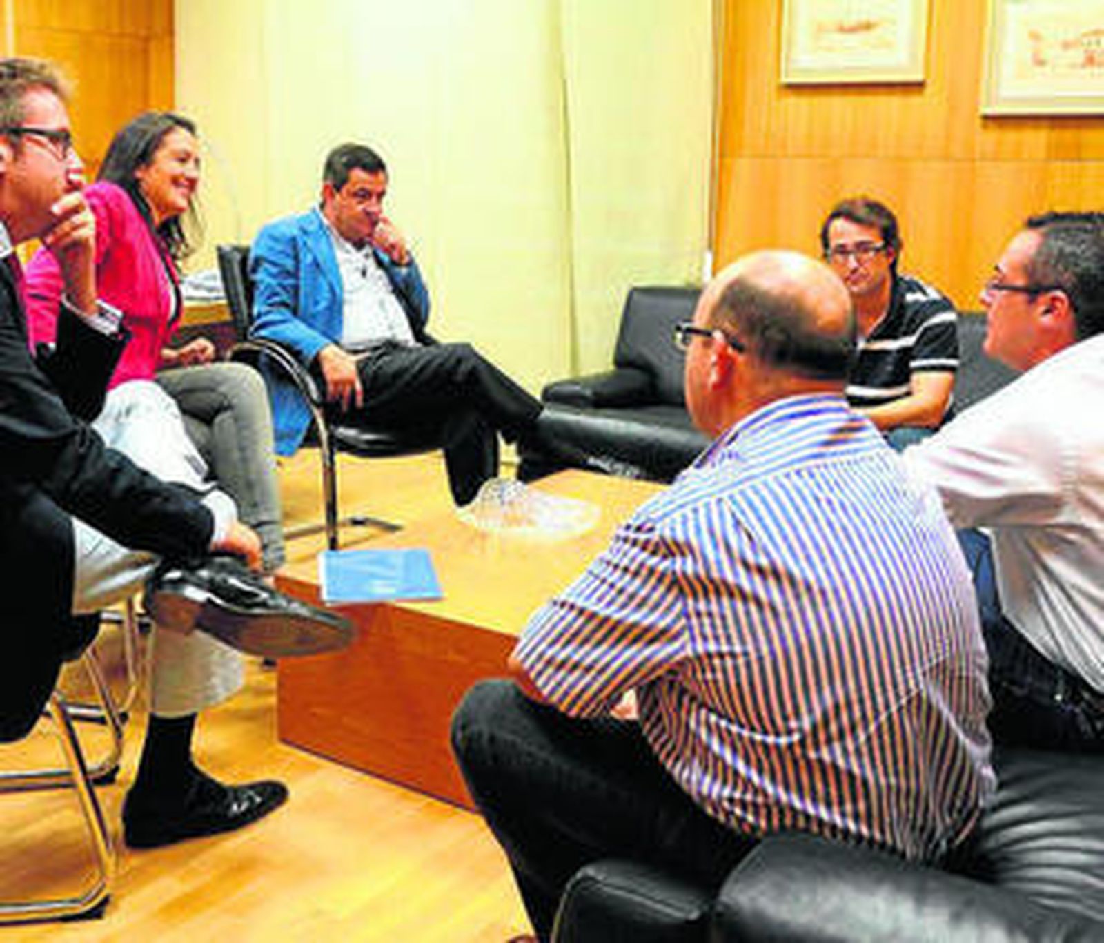 Responsables municipales con empleados de Andalucía Orienta.