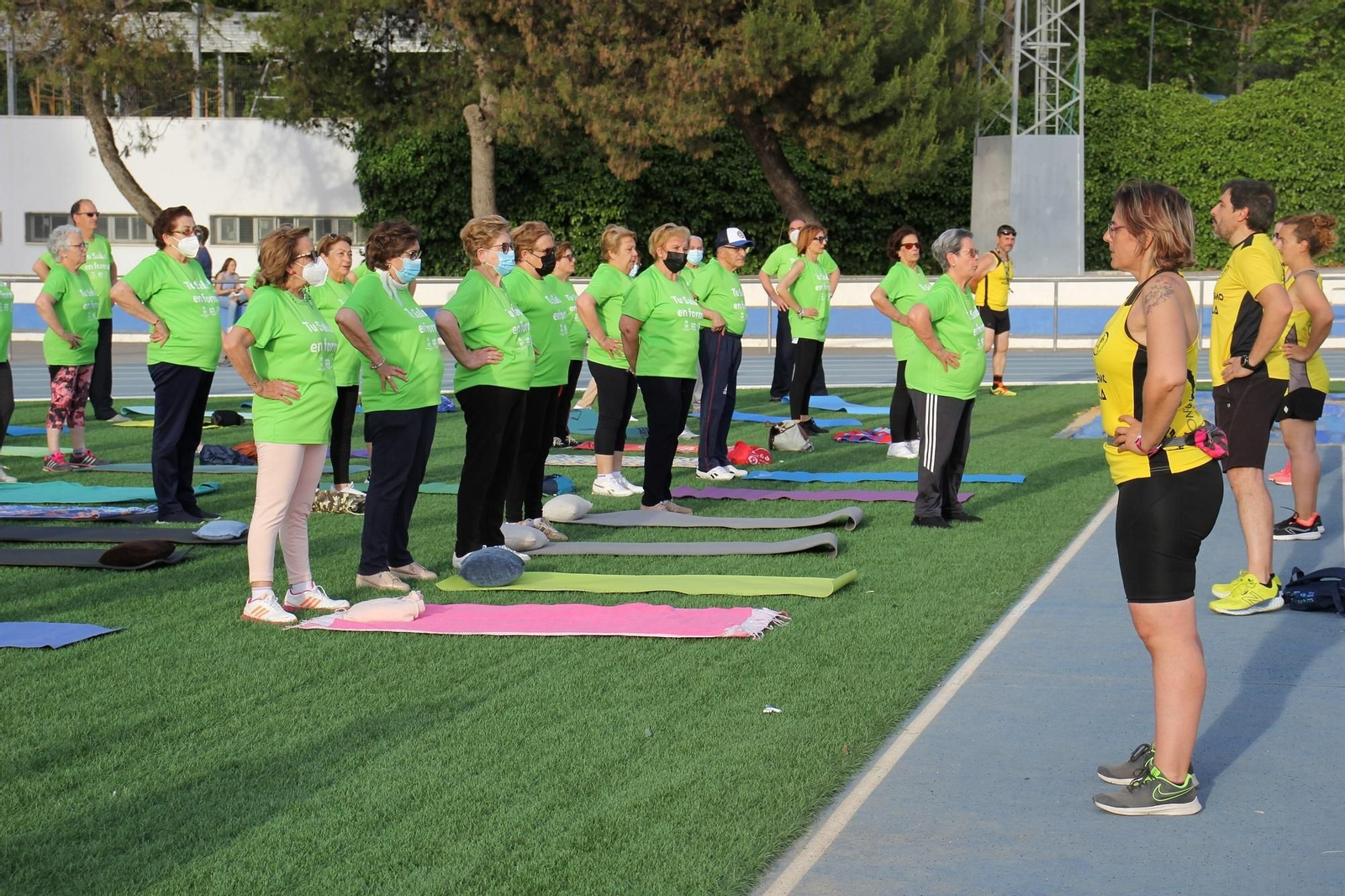 Participantes y monitores realizan una serie de ejercicios.