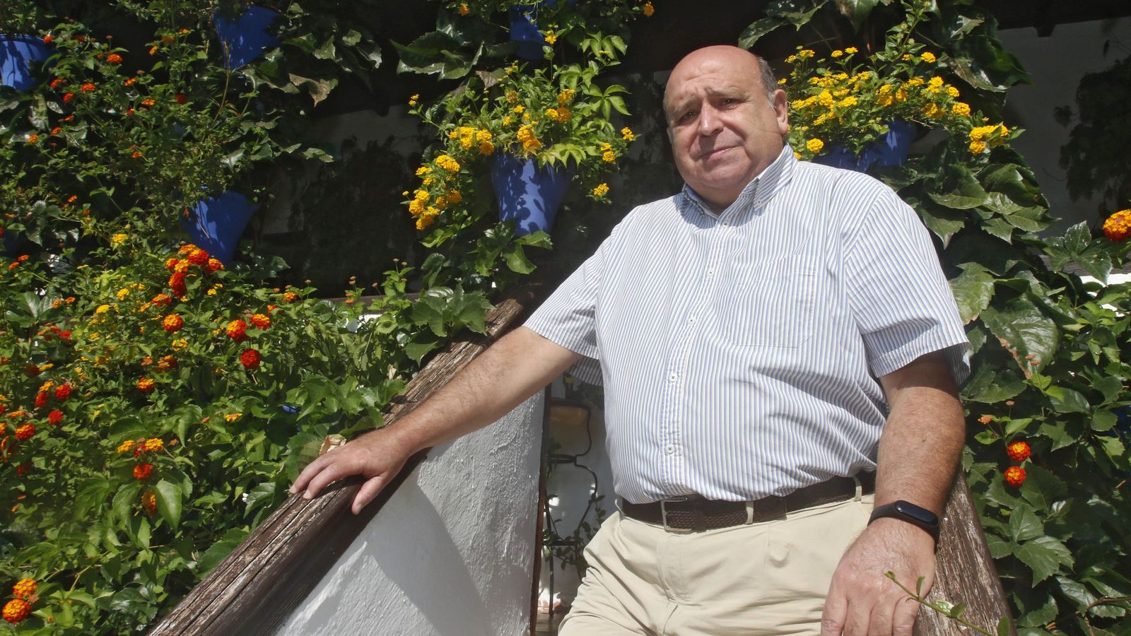 Miguel Ángel Roldán posa en el patio de San Basilio, 44, sede de la asociación que preside.