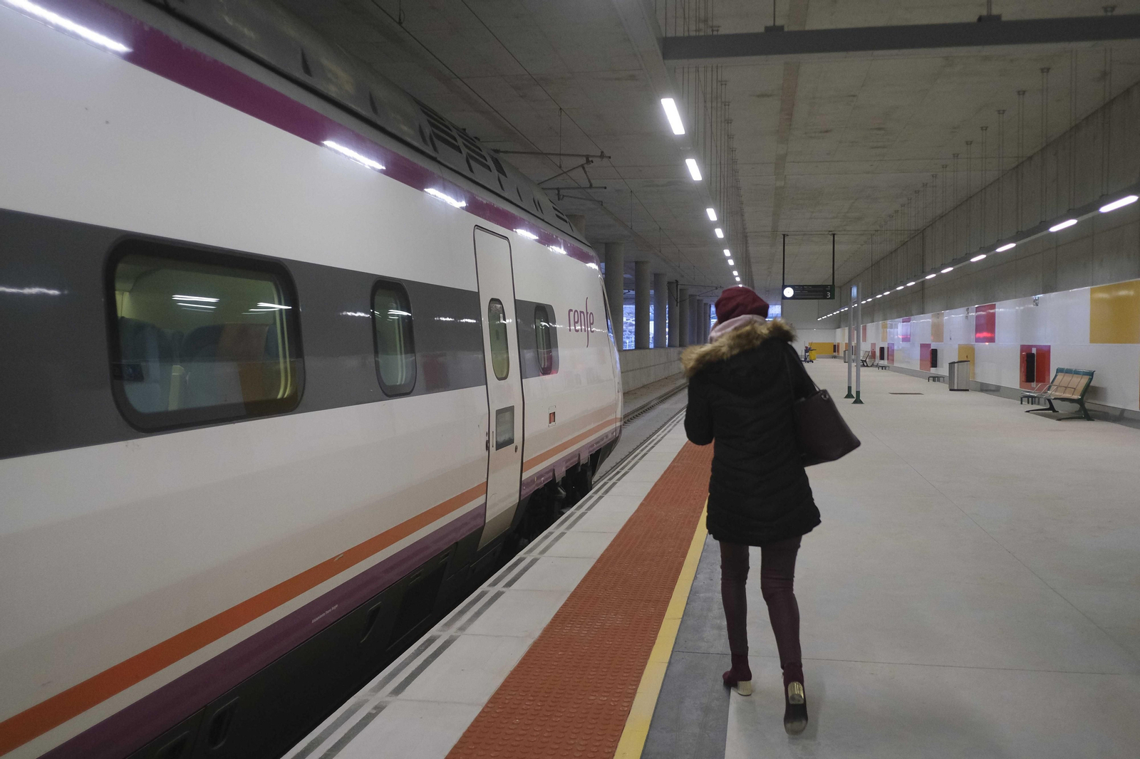 Tren llegando a la estación Ave de Antequera.