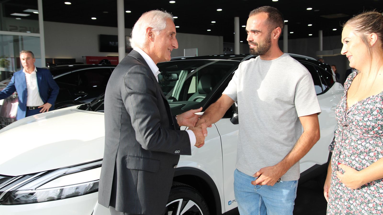 Bruno Mattucci, CEO de Nissan Motor Ibérica, entregó el crossover "medio millón" de la marca vendido en España a Rafael Montalban en el concesionario jerezano Loreto Motor.