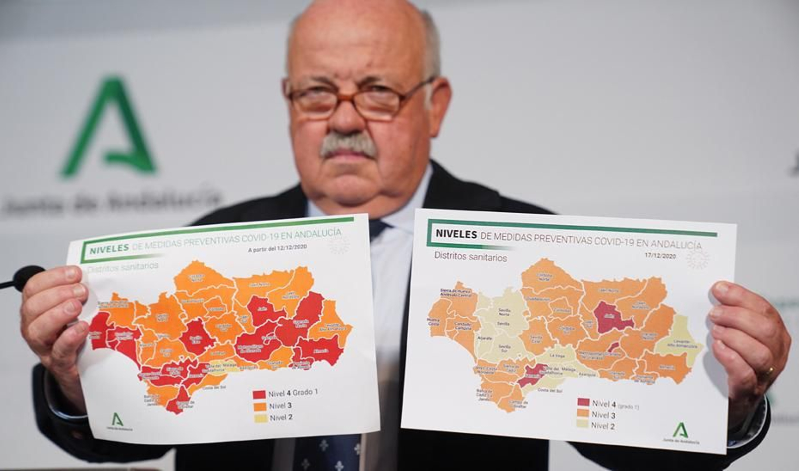 EL consejero de Salud muestra el mapa actual (izquierda) y el que entra en vigor este viernes (derecha).