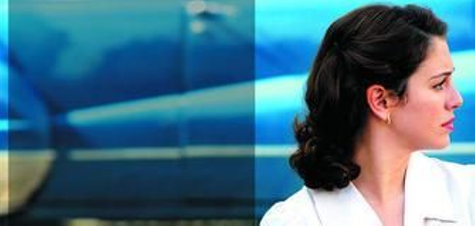 Arriba, un primer plano de la actriz Blanca Suárez durante el rodaje de la película en La Asunción; sobre estas líneas, Blanca Suárez e Ibán Gárate, y abajo, el director Imanol Uribe bromea con el actor Ibán Gárate durante un receso. (Fotos: Miguel Ángel González).