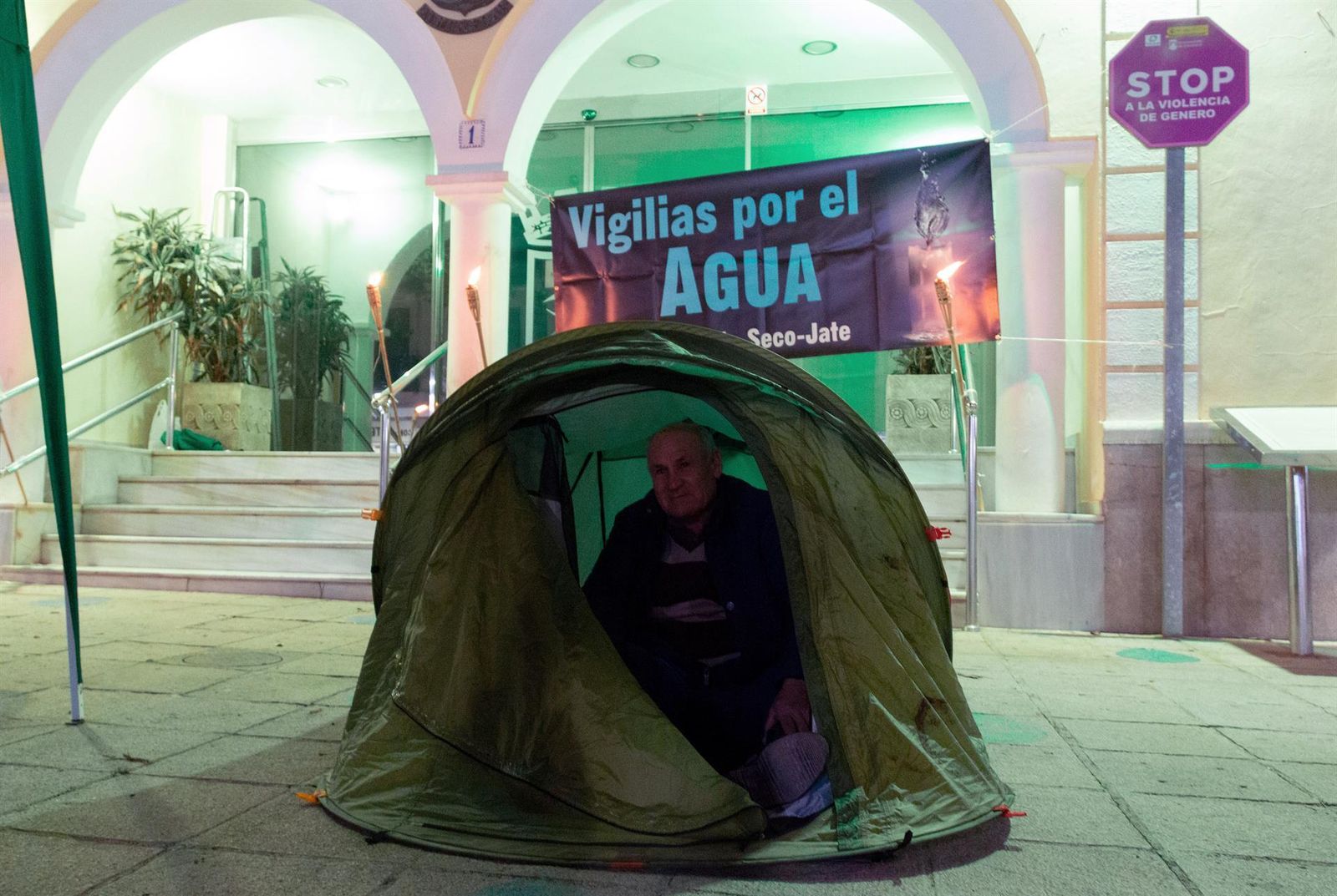 Uno de los agricultores, frente al Ayuntamiento de Almuñécar