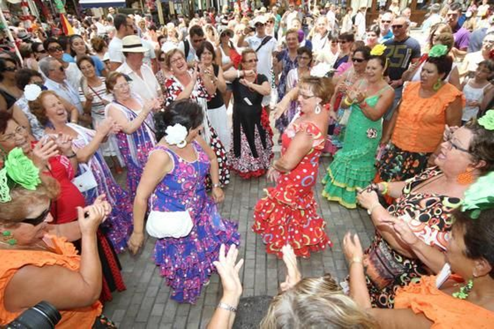 Un grupo baila sevillanas en Calle Larios

Foto: Punto Press