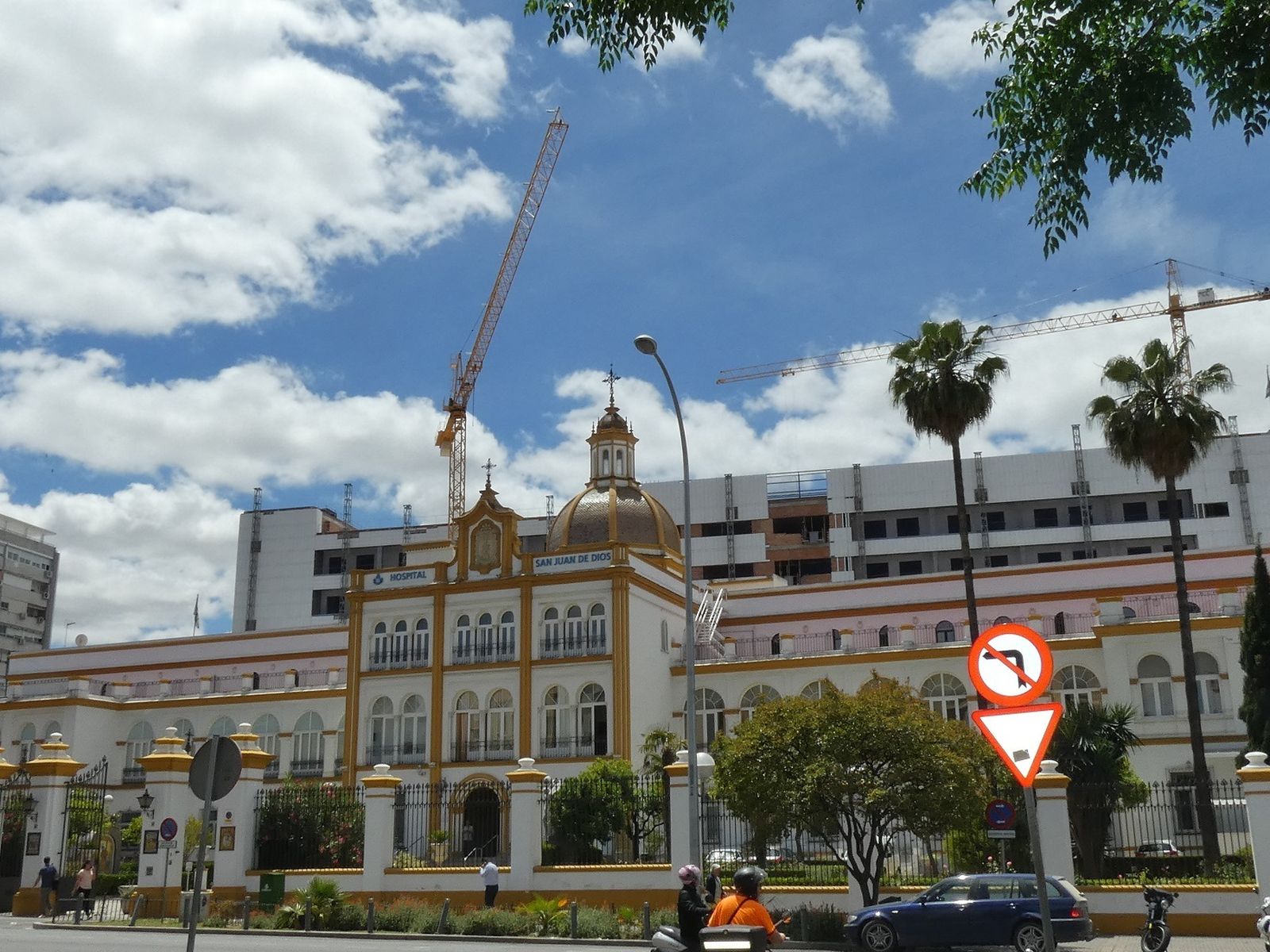El antiguo hospital y el nuevo de siete plantas en construcción.