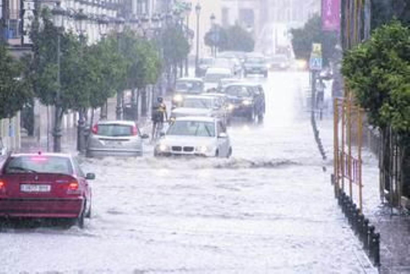 El centro de Ronda, ayer por la tarde, en plena tromba.