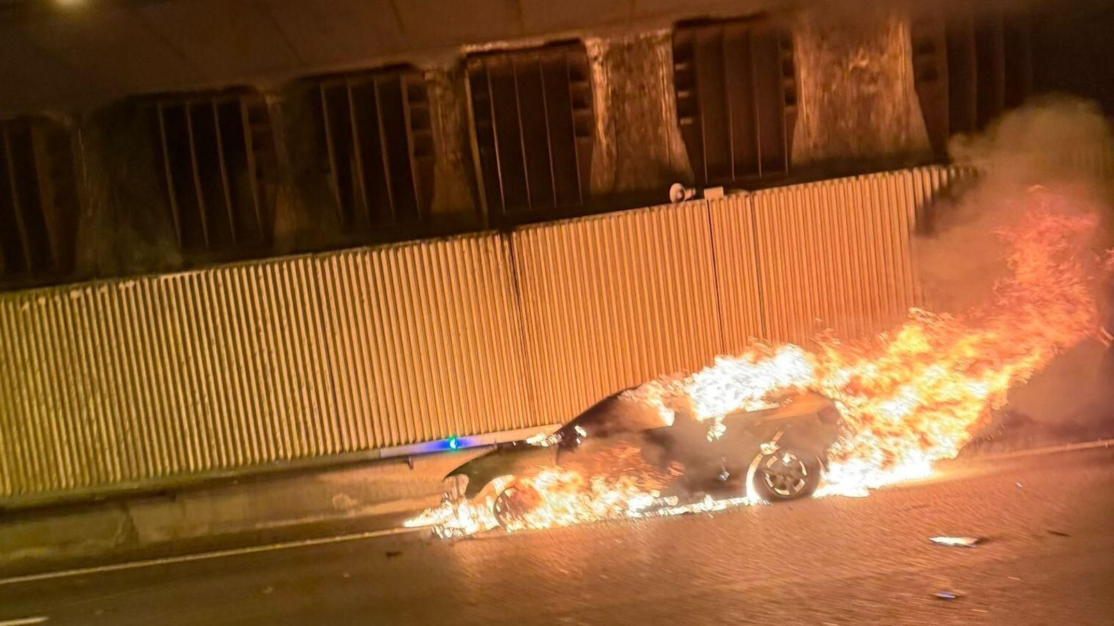 Coche que salió ardiendo dentro de un túnel de la M-40