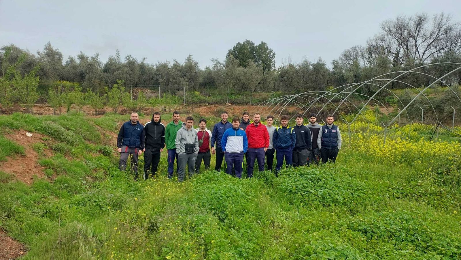 Algunos de los jóvenes de Huétor Tájar que participan en la formación en agricultura.