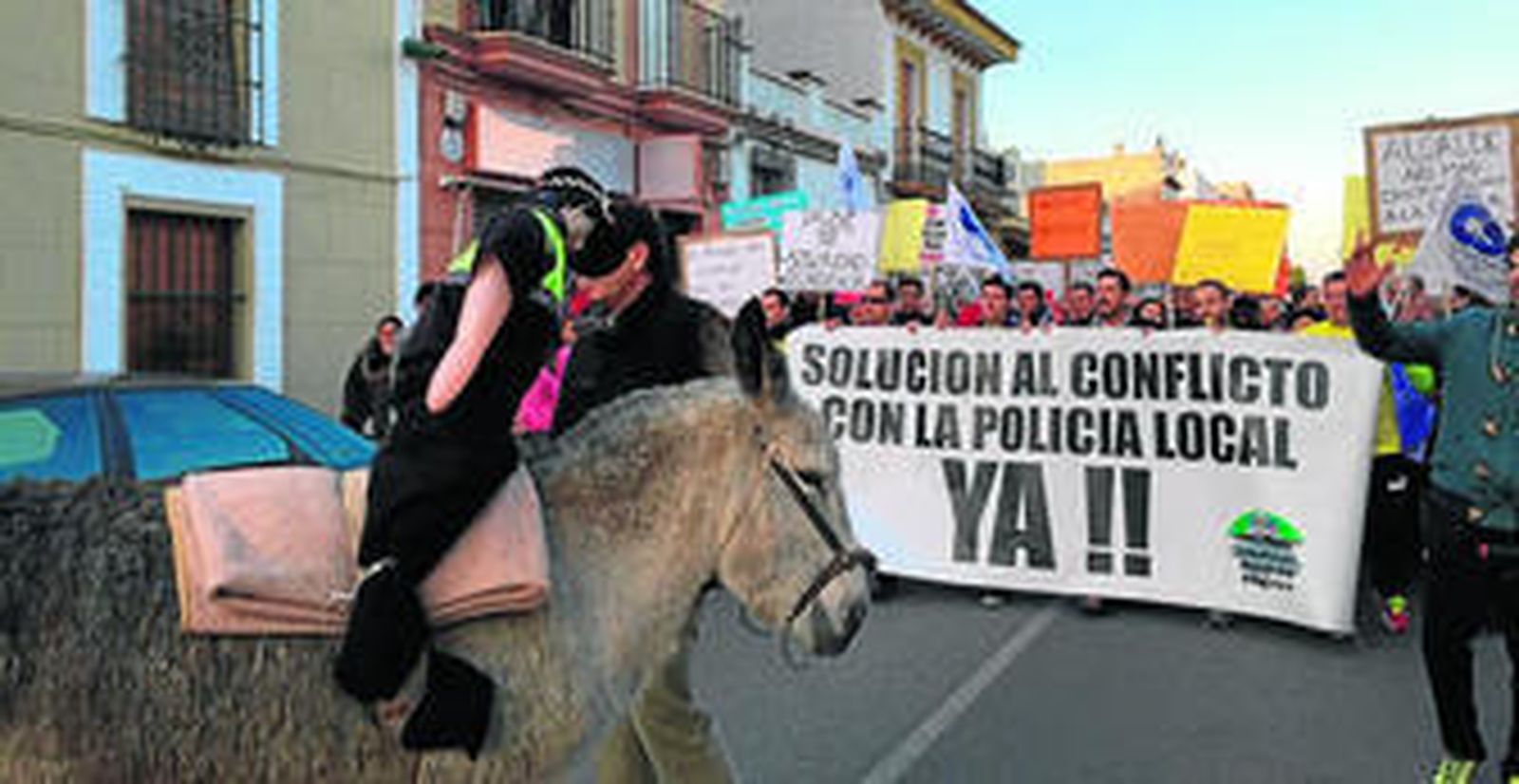 La manifestación recorre las calles de Brenes, ayer por la tarde.