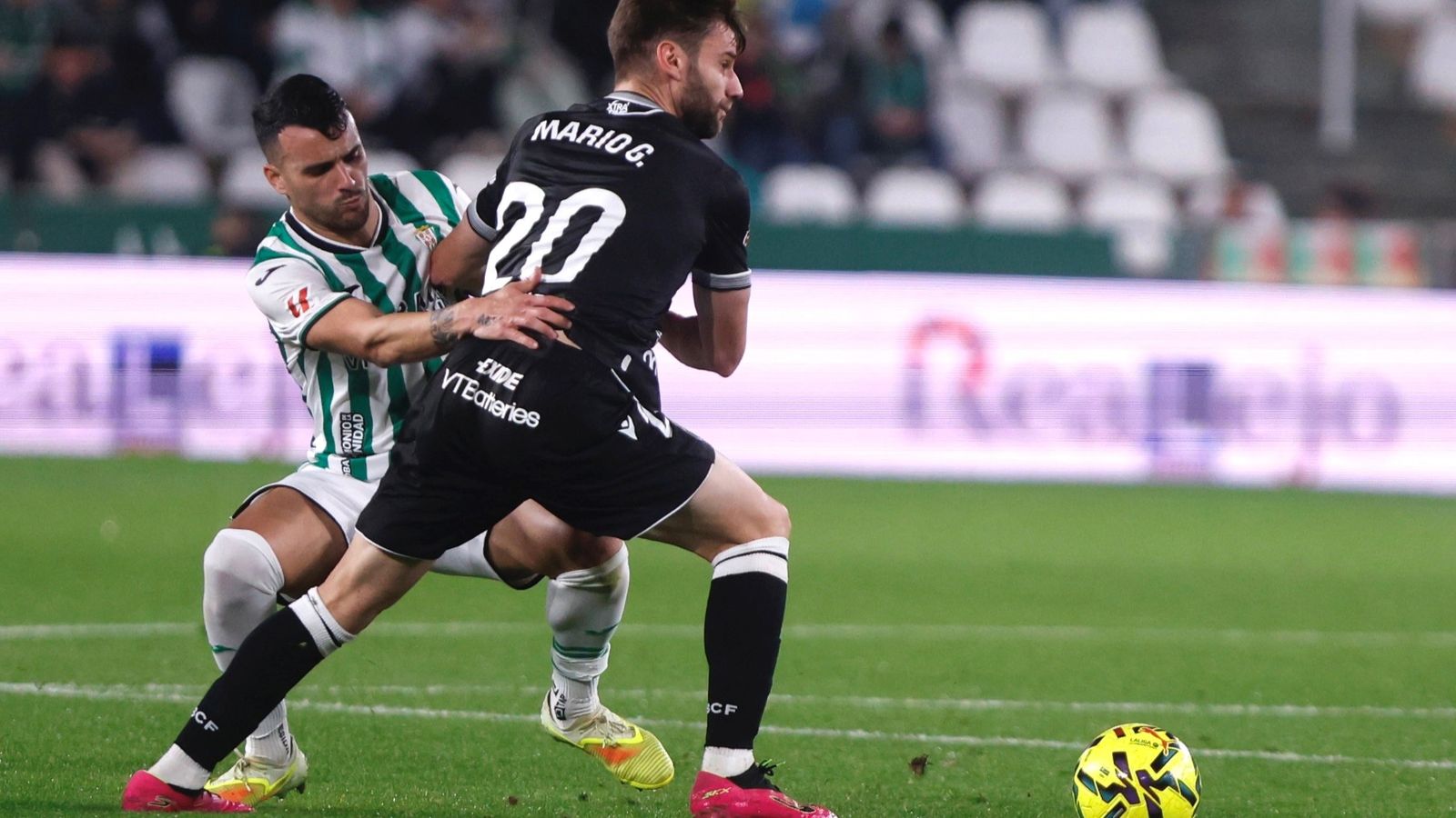 Álex Martín intenta robar el balón en el último partido del Córdoba CF en El Arcángel.