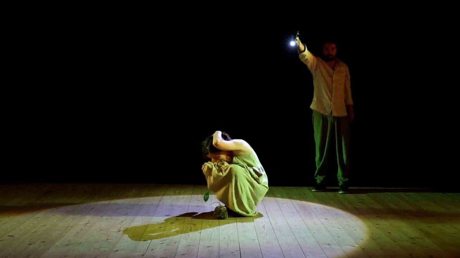 César Déneken y Marina Armario, de la compañía jerazana El Estado,Teatro de la Confrontación durante la representación de 'El último árbol'