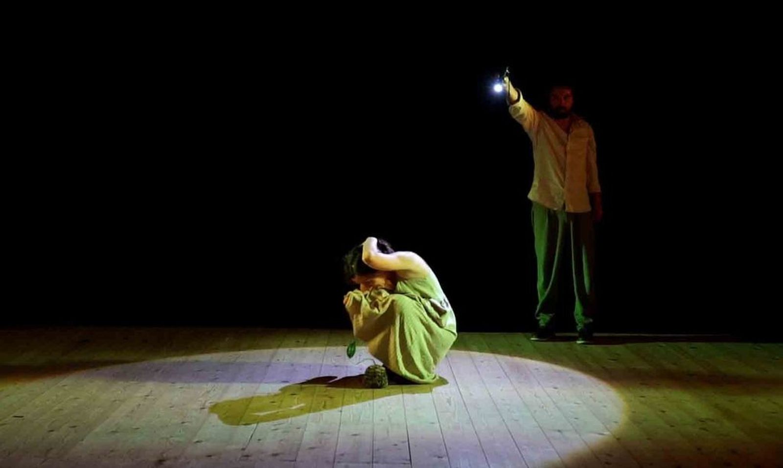 César Déneken y Marina Armario, de la compañía jerazana El Estado,Teatro de la Confrontación durante la representación de 'El último árbol'