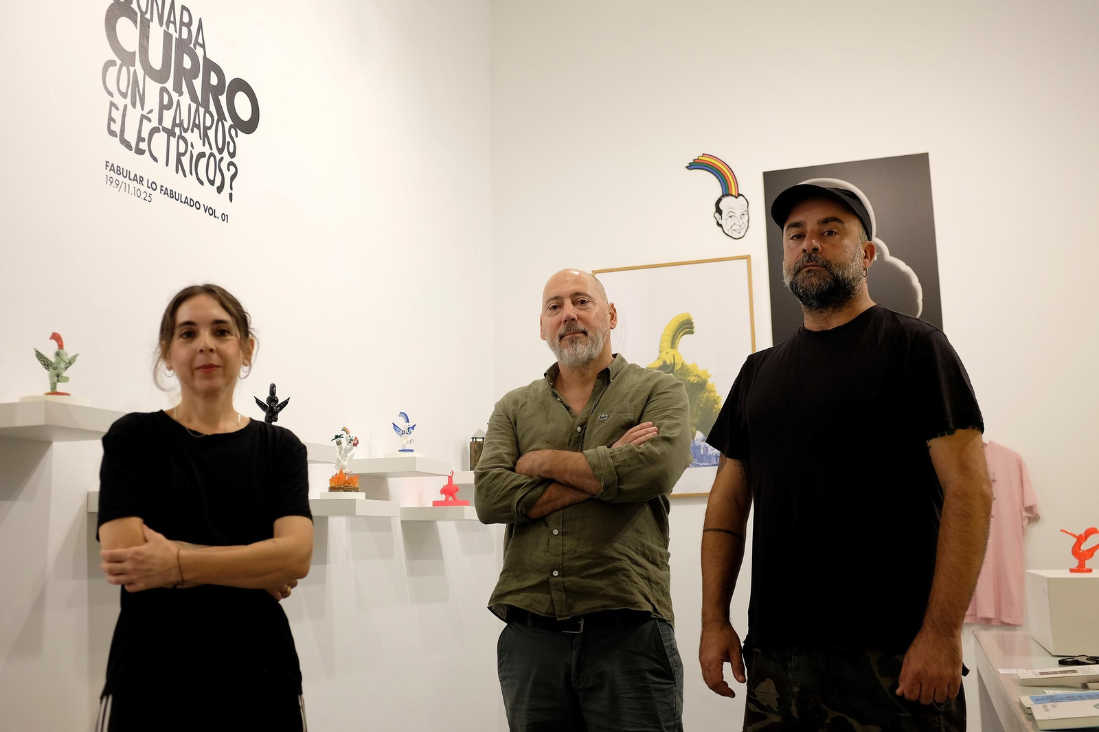 El comisario de la exposición, Ale Rojas, en el centro, junto a los artistas Irene Mala y Ricardo Barquín.