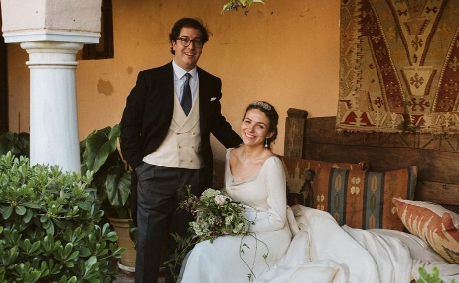 El nuevo matrimonio Jaime Lauder Sanjuán y Pilar de León Morenés, durante la celebración, en la Hacienda Molinillos.