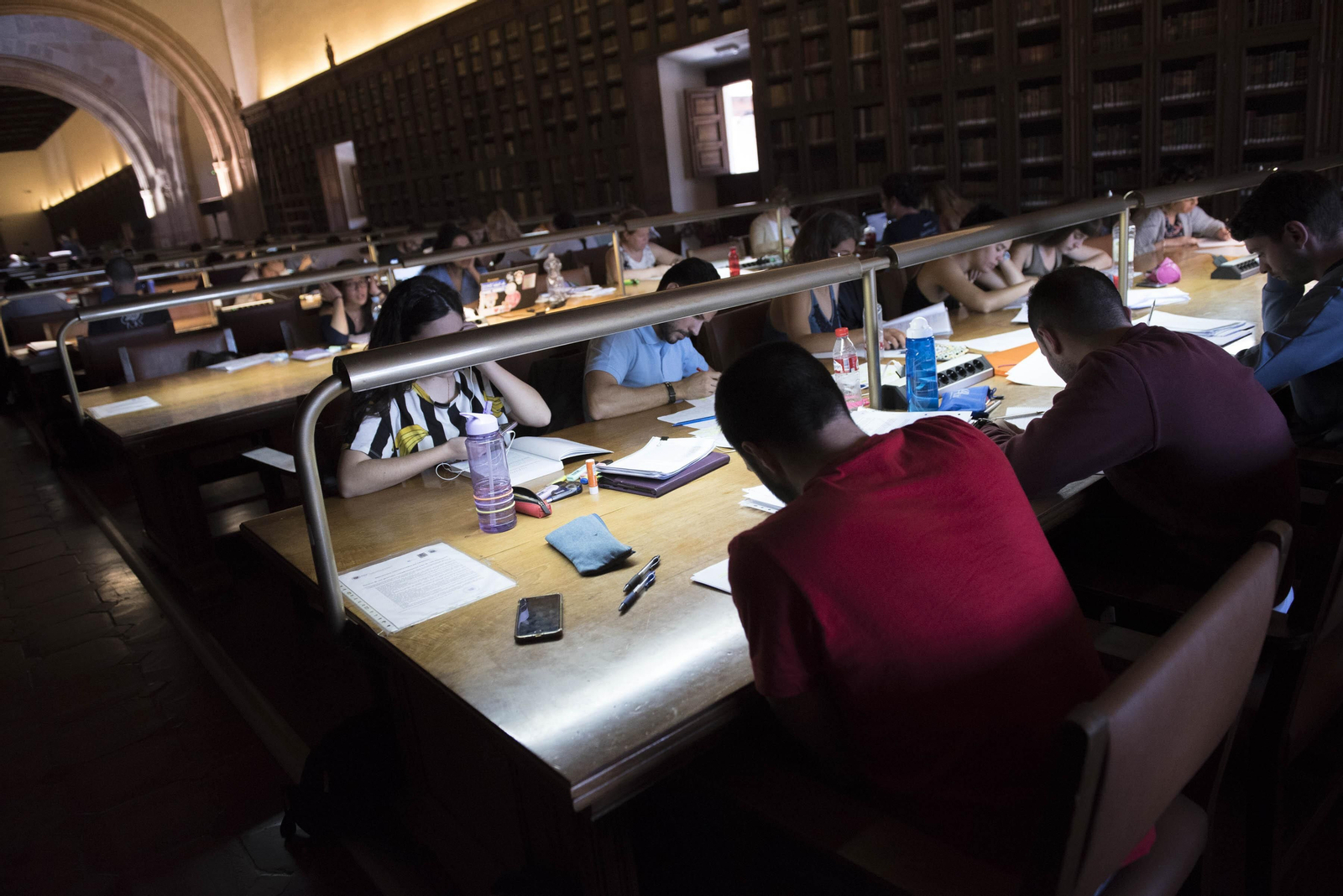 Estudiantes en la biblioteca del Hospital Real, en una imagen de archivo.