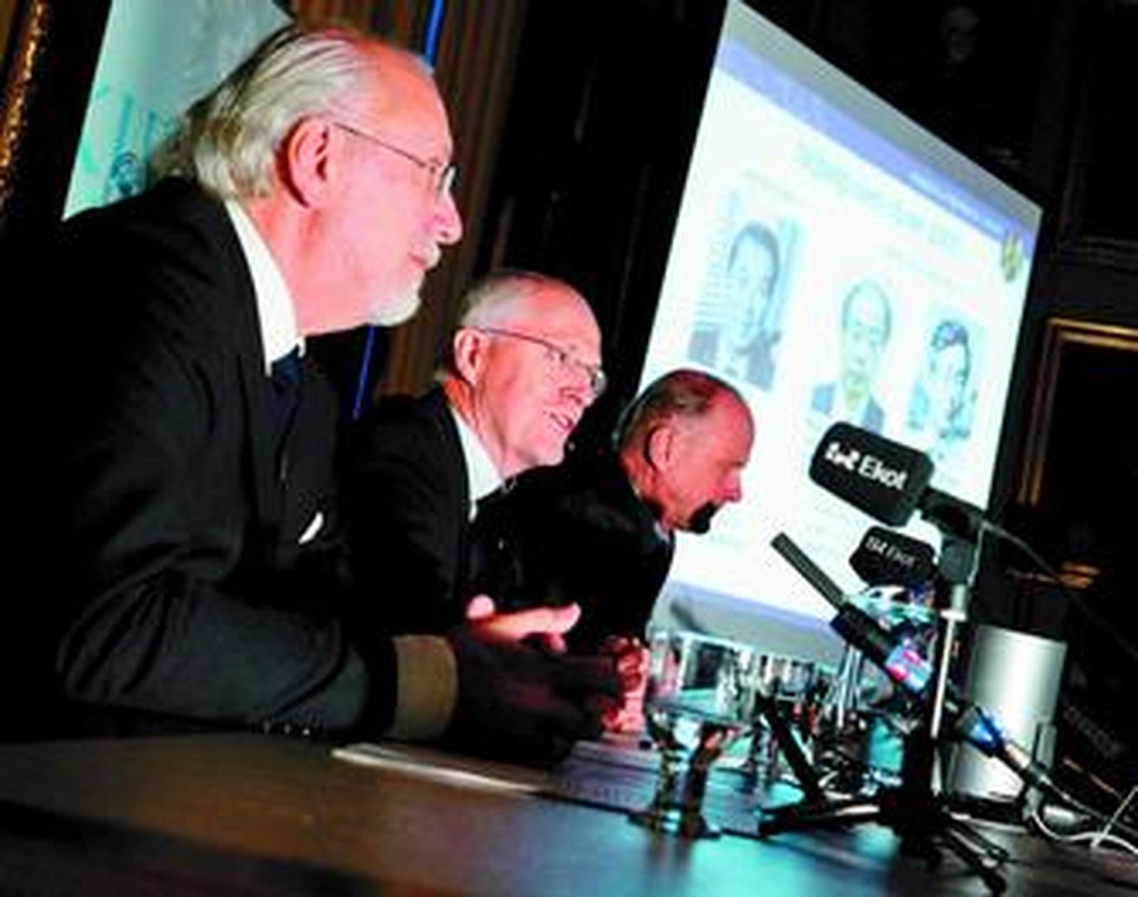 Miembros de la Real Academia de la Ciencia dan a conocer los nombres de los galardonados.