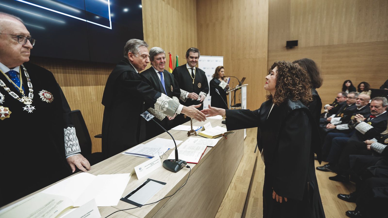 Instante de la toma de posesión de una nueva graduada social como colegiada