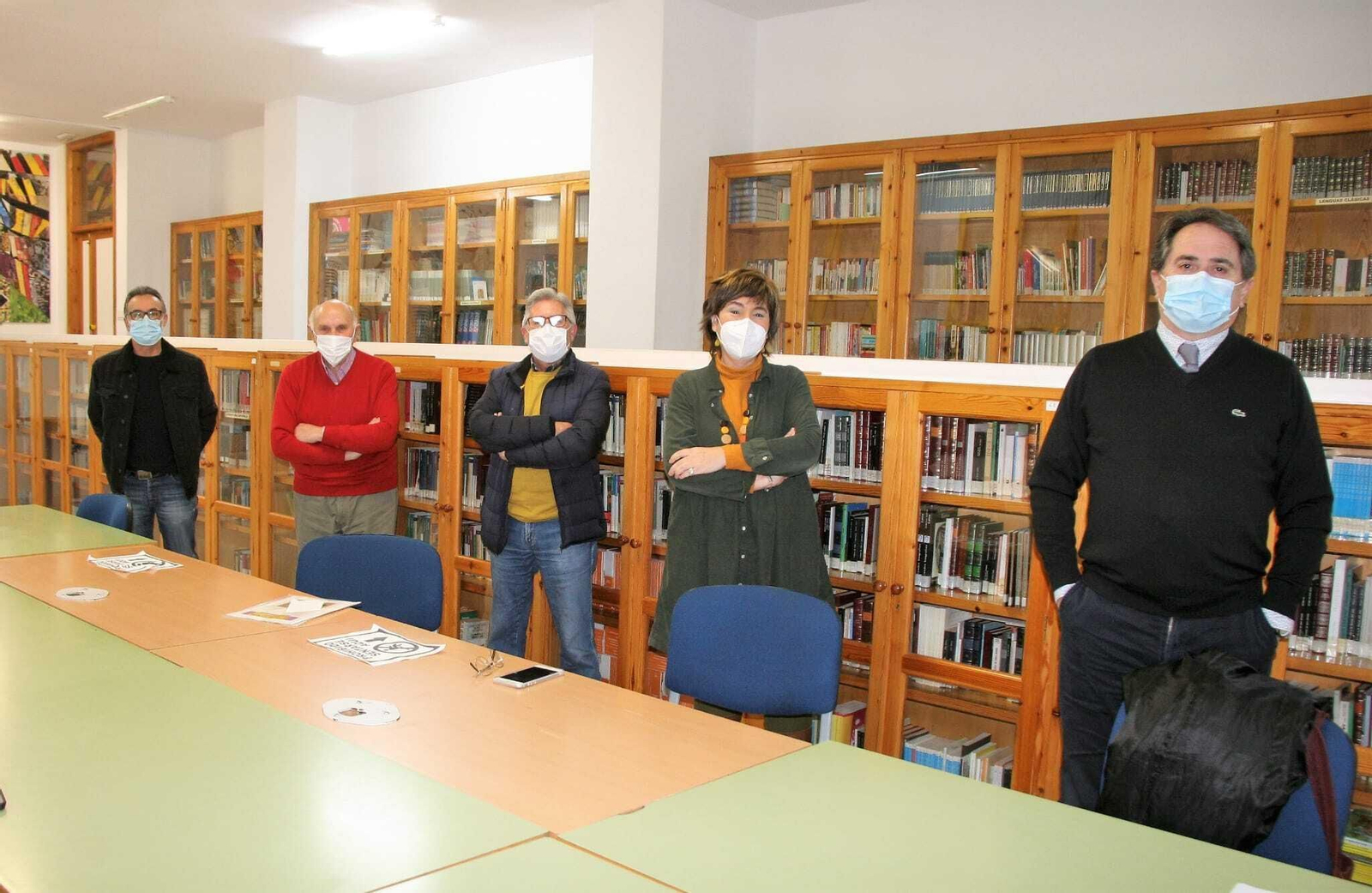 De izquierda a derecha Joaquín Arias, Rafael Sánchez, Francisco González Luque, Esperanza Mateos y Pedro Fernández, en la biblioteca del Lara.