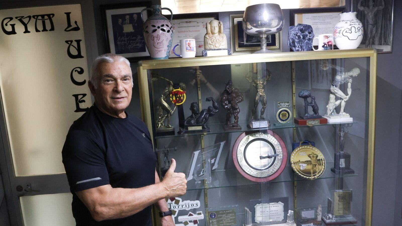 Manolo junto a todos los trofeos que ha ganado a lo largo de su carrera de culturista Manolo junto a todos los trofeos que ha ganado a lo largo de su carrera de culturista