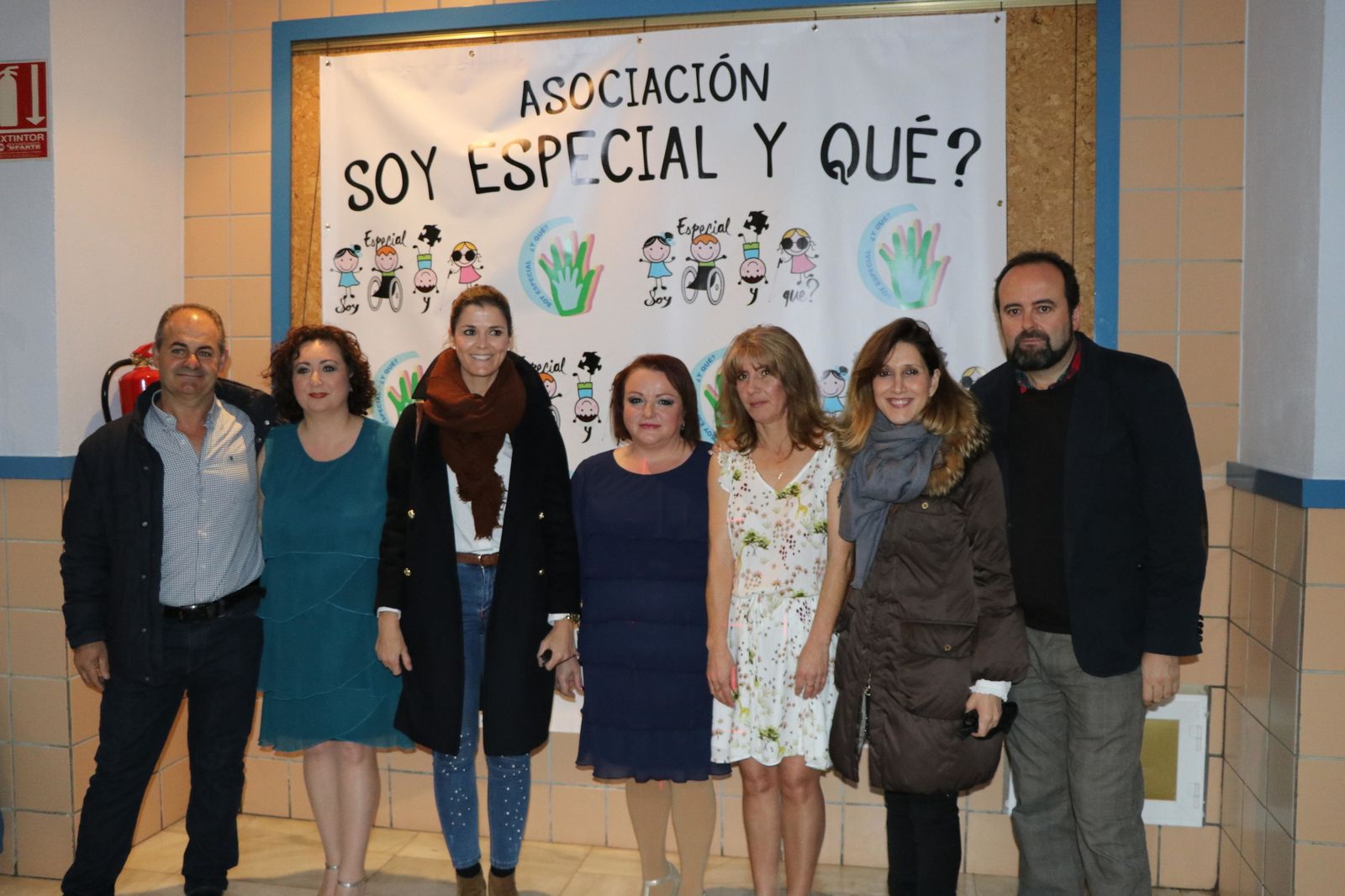 Las ediles Delia Mira y Julia Ibáñez, con organizadores y representantes de la Junta Local de Balerma y Almerimar.