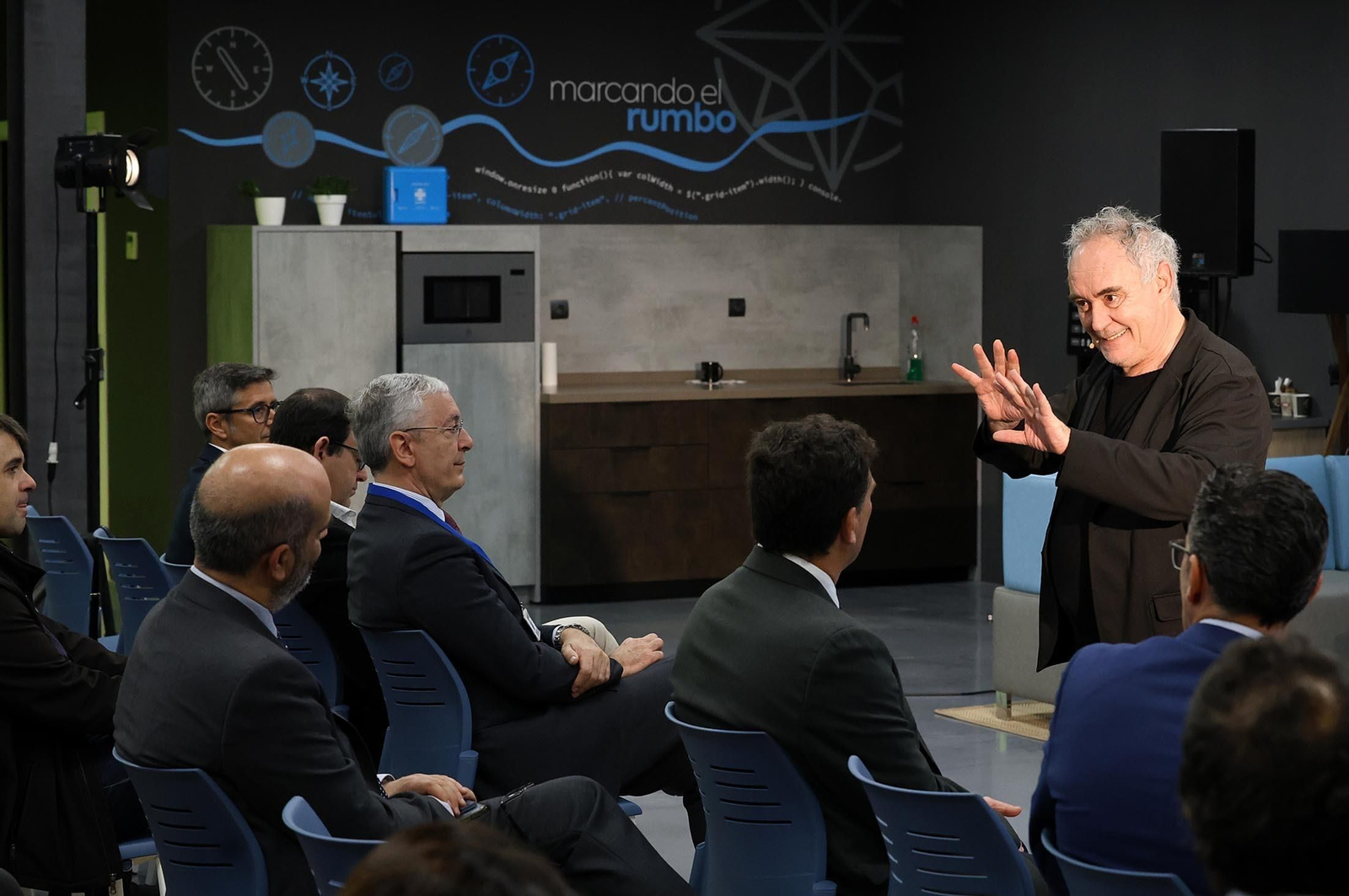 El chef Ferran Adrià ofrece una charla sobre emprendimiento e innovación en la Lonja de la Innovación del Puerto de Huelva, en imágenes