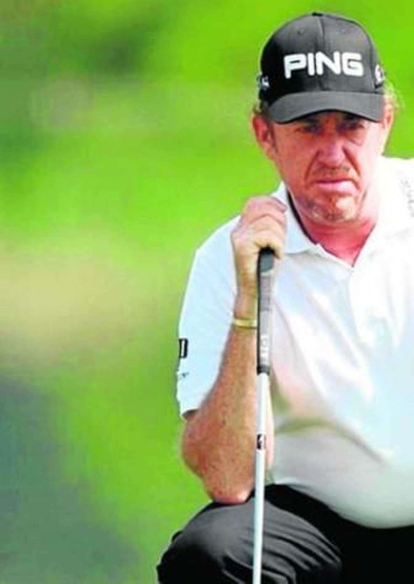 Jiménez, a dos golpes del líder