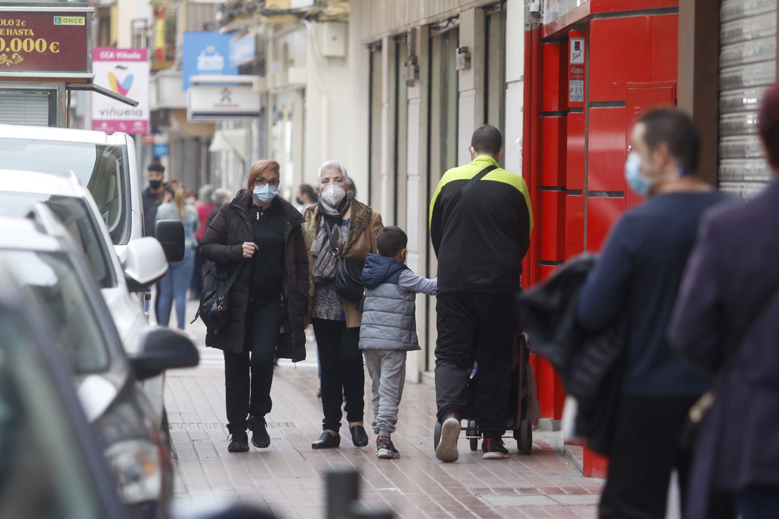 Varias personas caminan por una zona comercial de Córdoba.