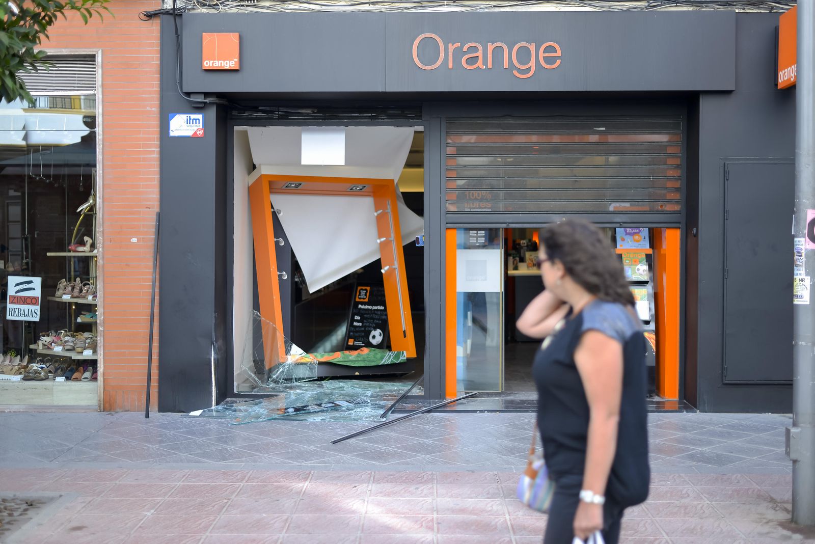 Alunizaje en una tienda de telefonía móvil de la calle Asunción.