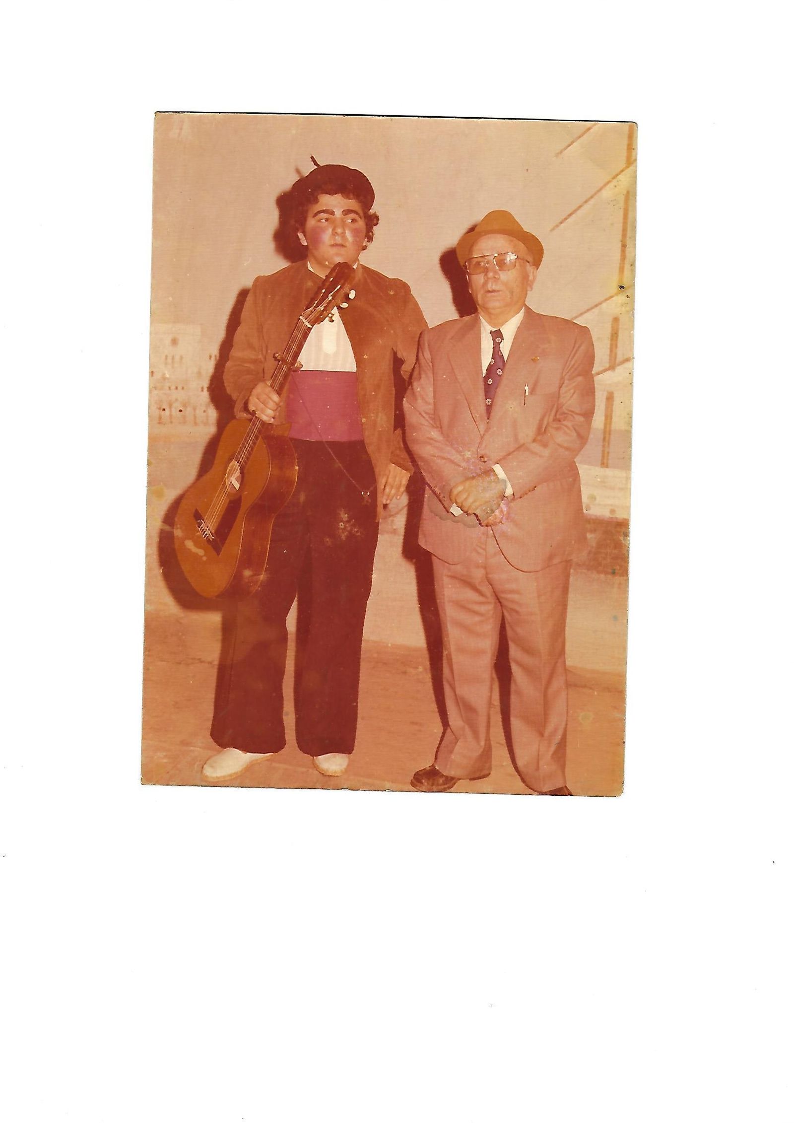 Paco Alba con su hijo Paquito en la agrupación 'Los belloteros' (1975).