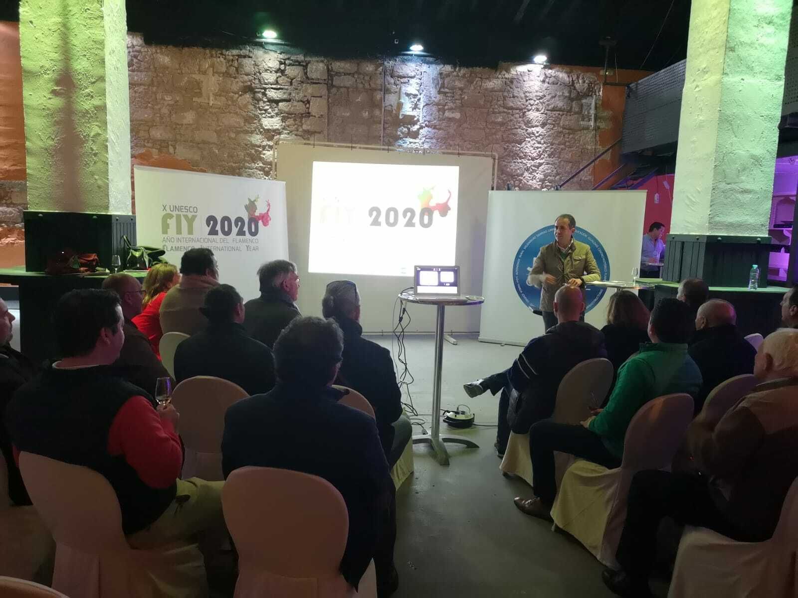 Un momento de la reunión del PP con representantes de peñas flamencas.