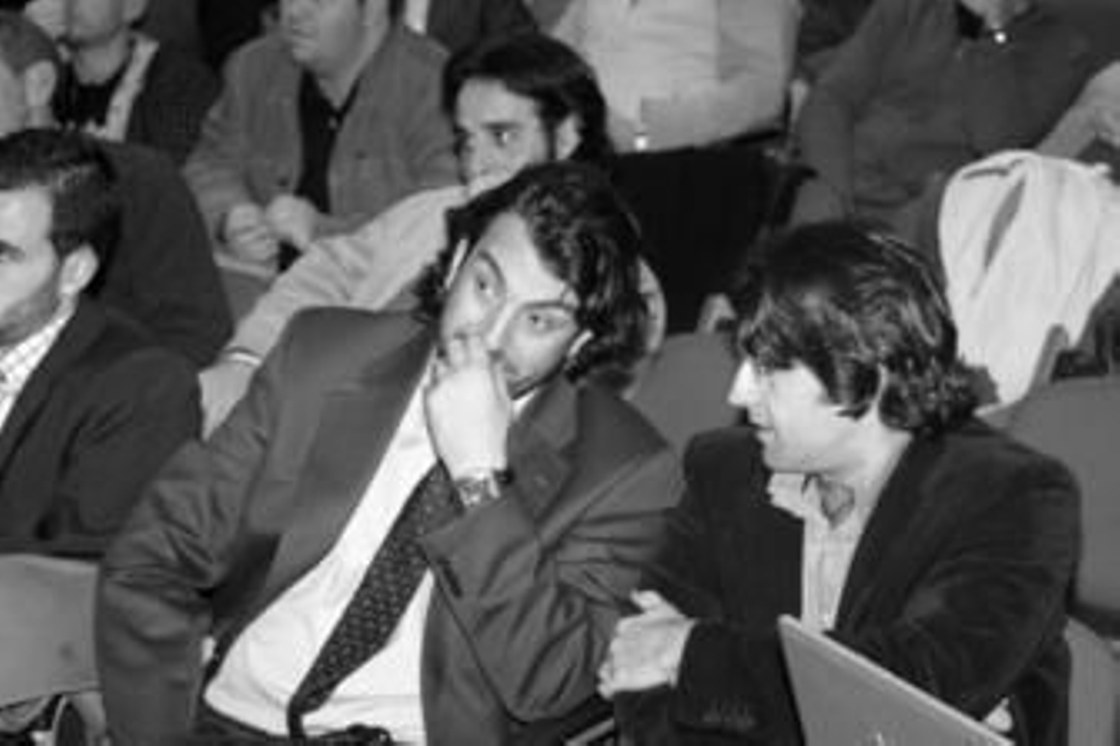 Fernández (izquierda), del grupo de Almería, y Toni Freixas, representante legal de Verdejo.