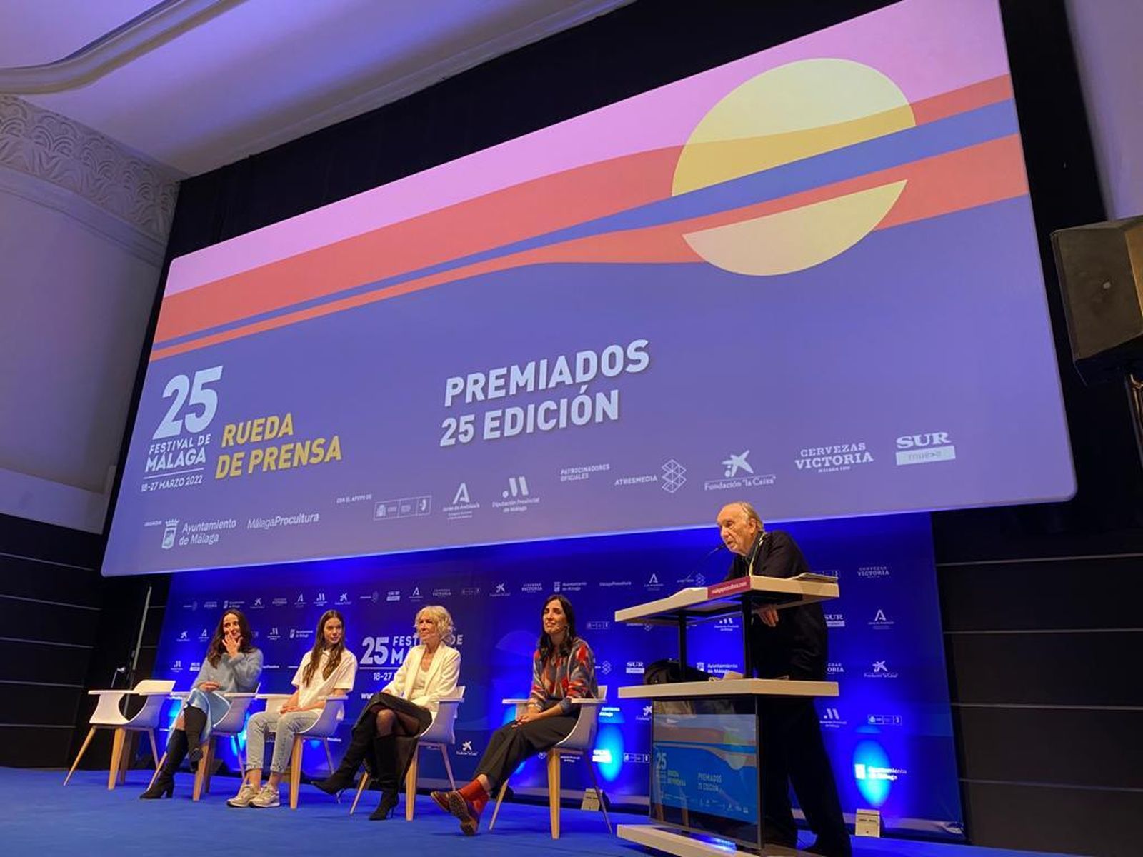 El equipo de 'Cinco lobitos' en la rueda de prensa de los premiados del festival.